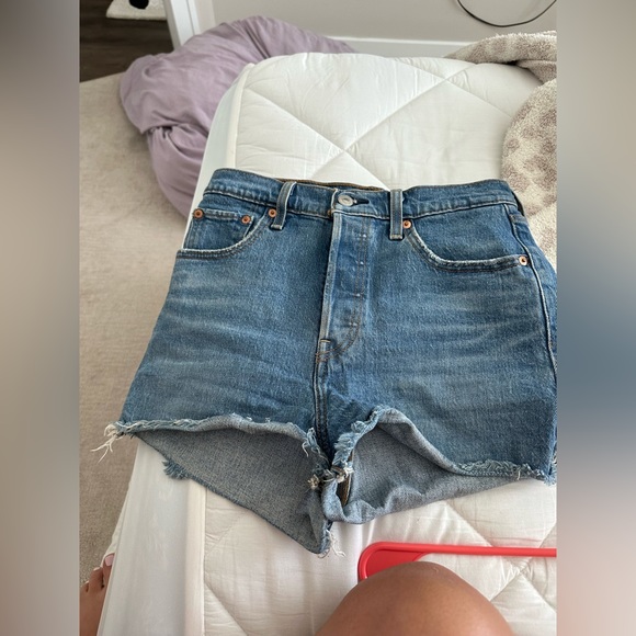 Levi size 26 rib cage shorts. Excellent condition. High rise. Button closure - Picture 4 of 8